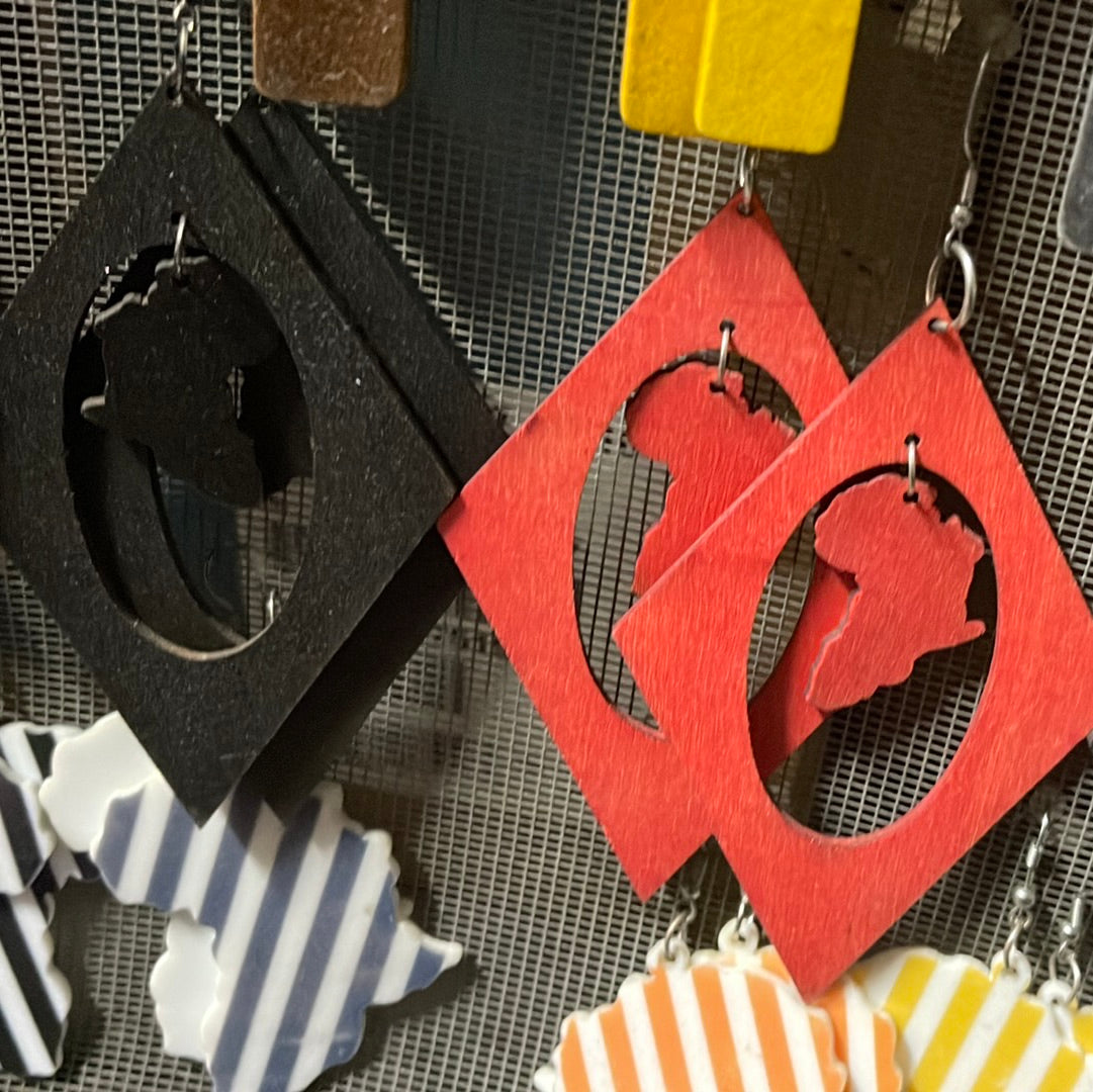 Africa map in cutout earrings (Wood)