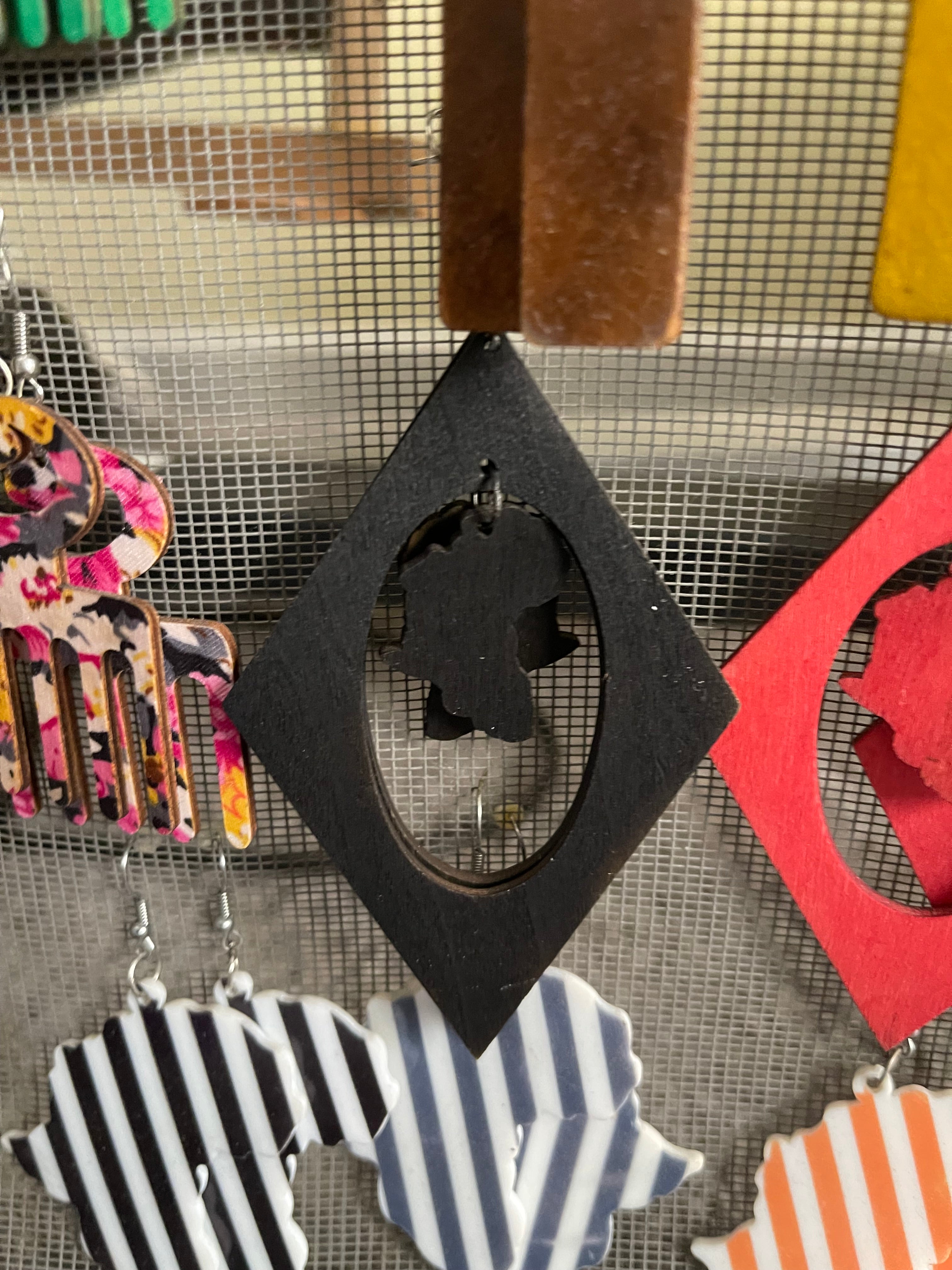 Africa map in cutout earrings (Wood)