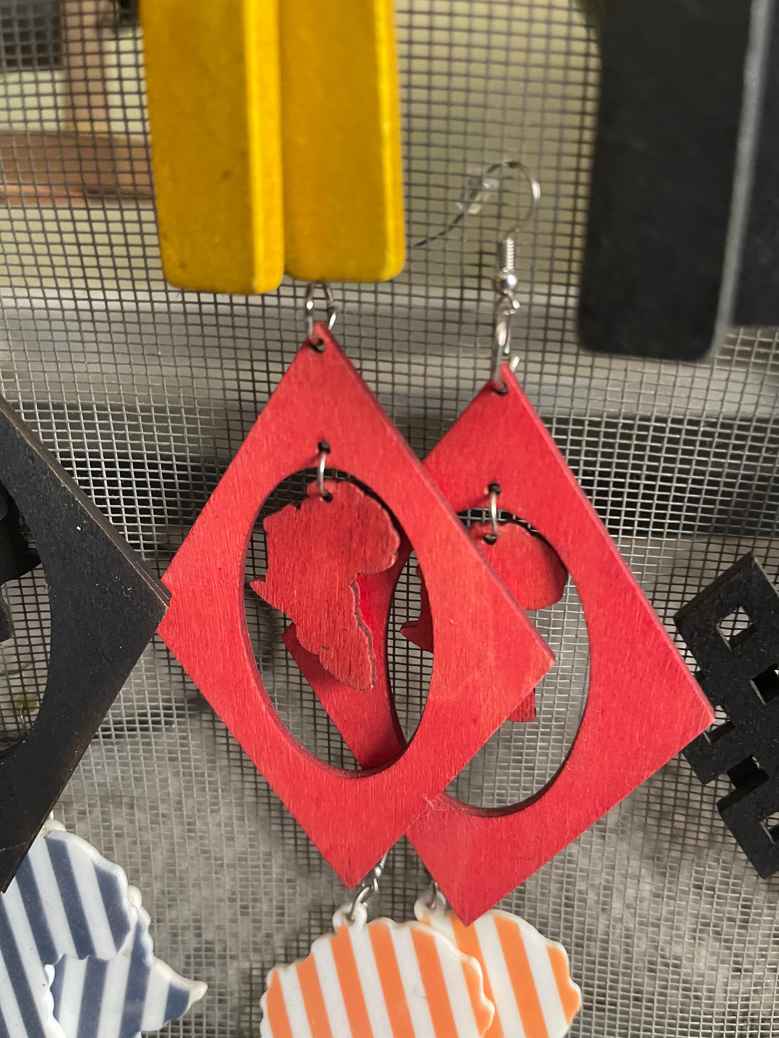 Africa map in cutout earrings (Wood)