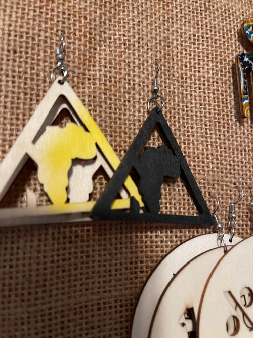 Africa map triangle earrings (Wood)